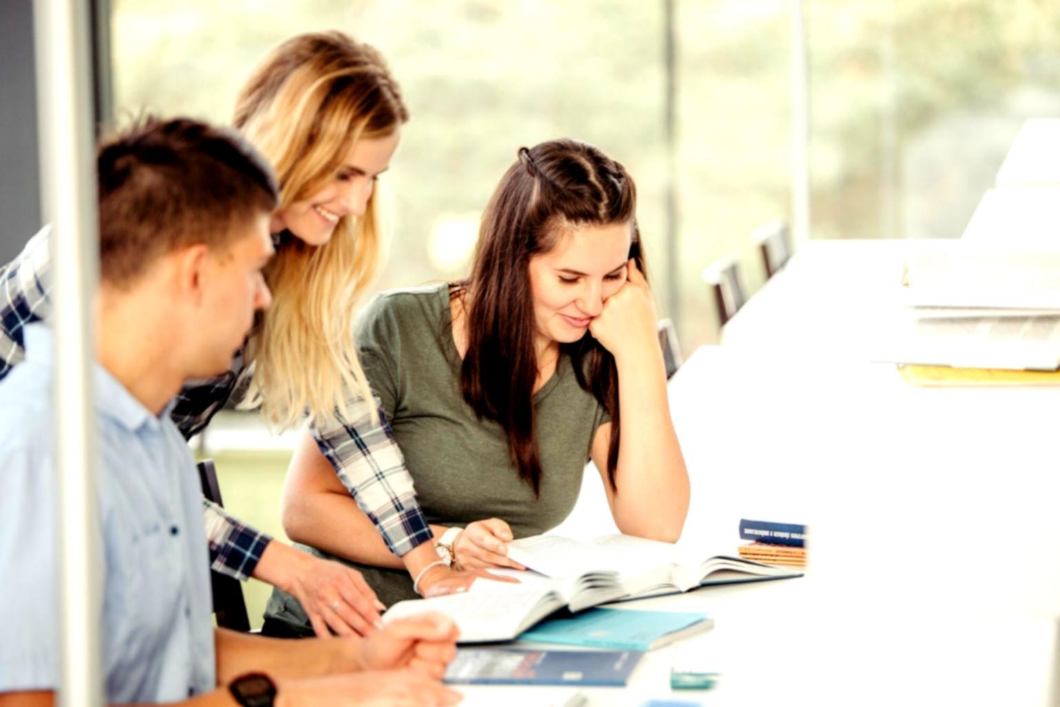 Estudiantes trabajando en ejercicios de presupuesto